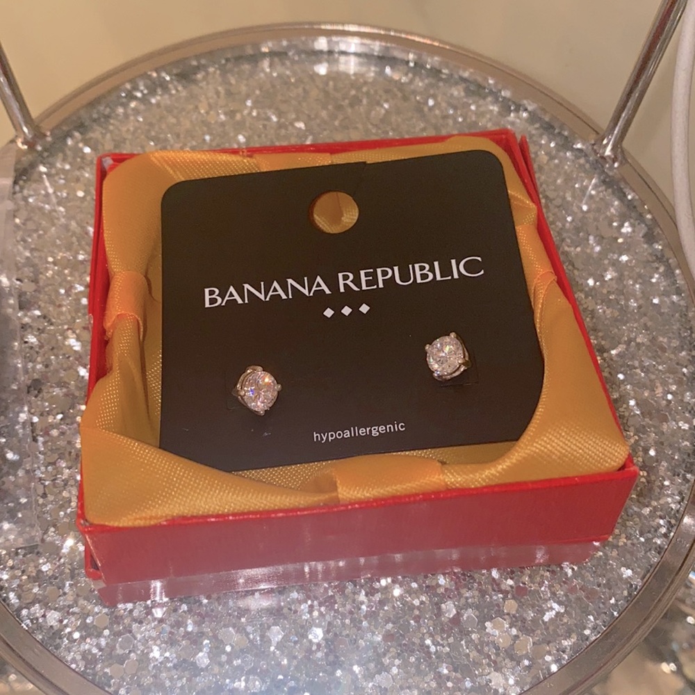 Authentic BANANA REPUBLIC studded earrings - Picture 1 of 4